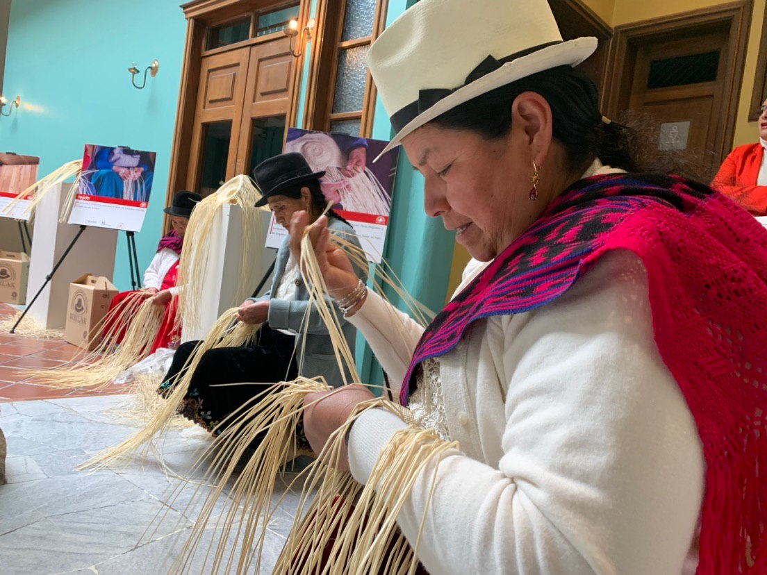 Toquilleras de Biblián exponen el arte de tejido del Sombrero de Paja Toquilla – Ministerio Turismo